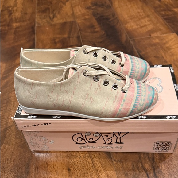 Coby Shoes - Brand New Goby Women's Patterned Sneakers - Cream and Pink